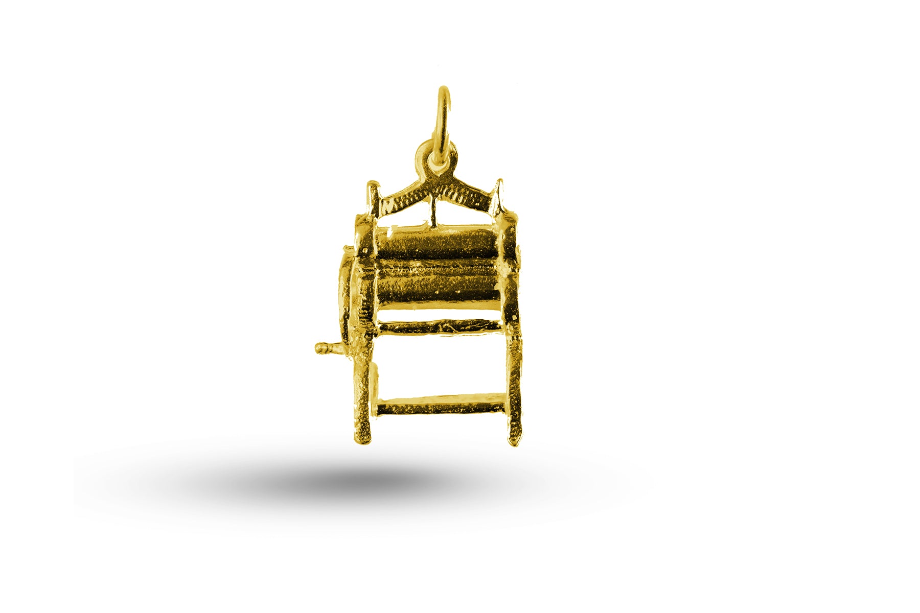 Yellow gold Mangle charm.